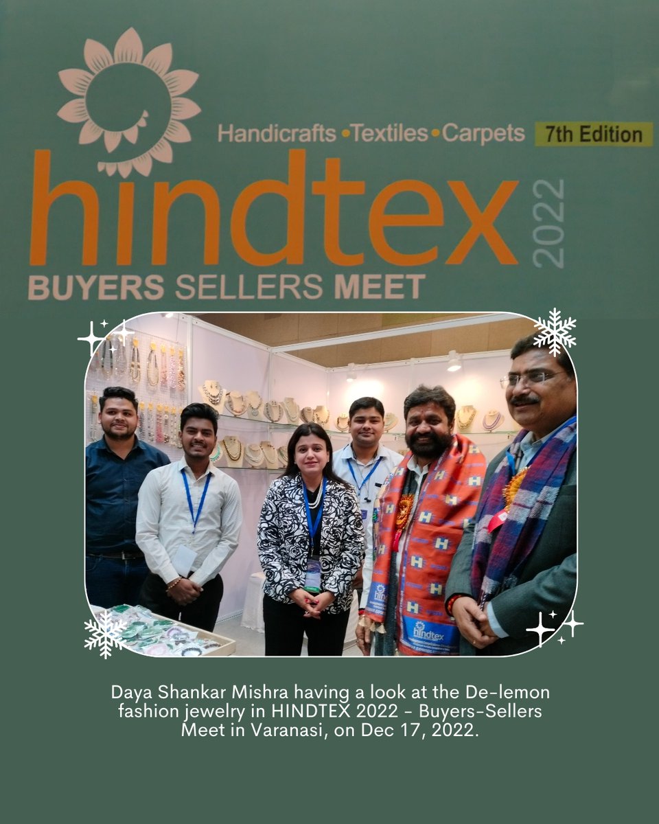 DeLemon15's tweet photo. Daya Shankar Mishra having a look at the De-lemon fashion jewelry in HINDTEX 2022 - Buyers-Sellers Meet in Varanasi, on Dec 17, 2022.

#Hindtex2022 Buyers Sellers Meet
17-19 December 2022
Venue : Deen Dayal Hastkala Sankul, Bada Lalpur, Varanasi
#exhibition #handcraftedjewelry https://t.co/qcehApCERs