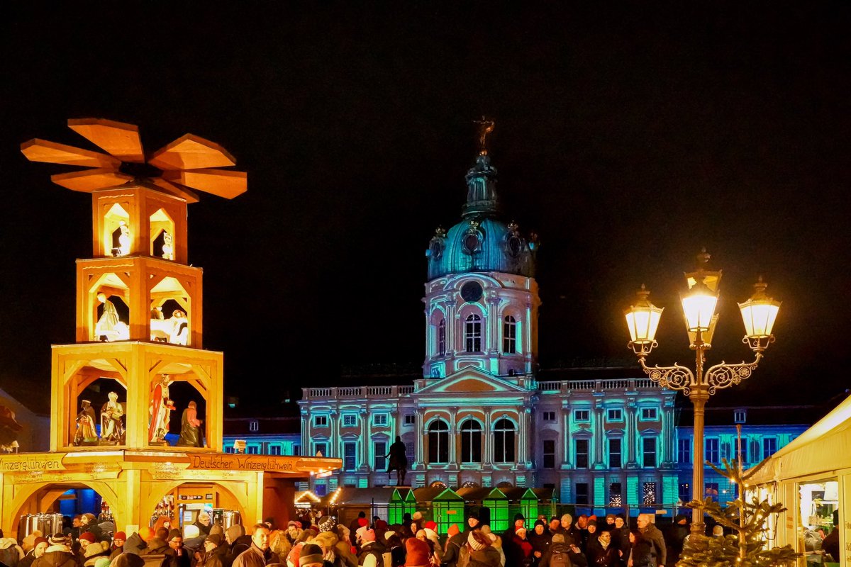 HeikoPiske's tweet photo. Christmasmarket in Berlin 😍

#Christmasmarket #weihnachtsmarkt #Berlin #Charlottenburg https://t.co/yPItyoB2Pb