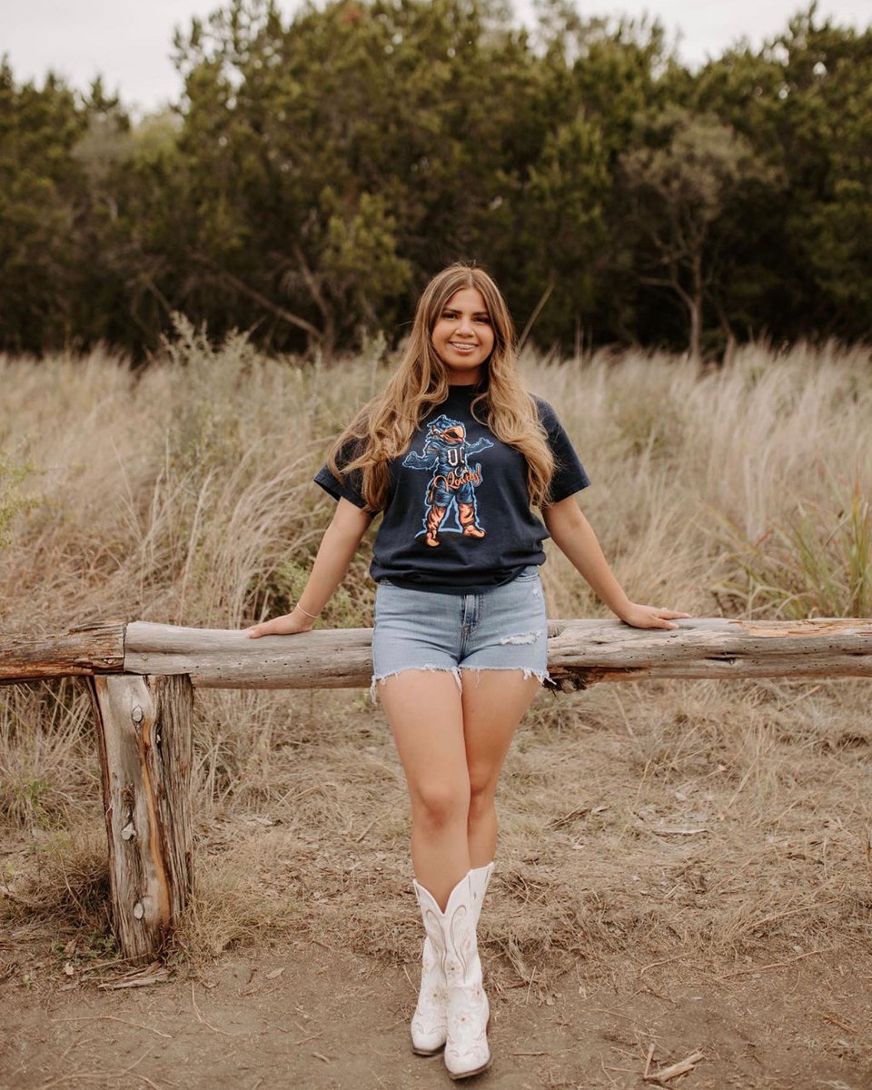 Alexxxxx04's tweet photo. UTSA Alumni 🤙🏽 featuring my niece 💞 #utsagrad2022 https://t.co/KK007hAm7S