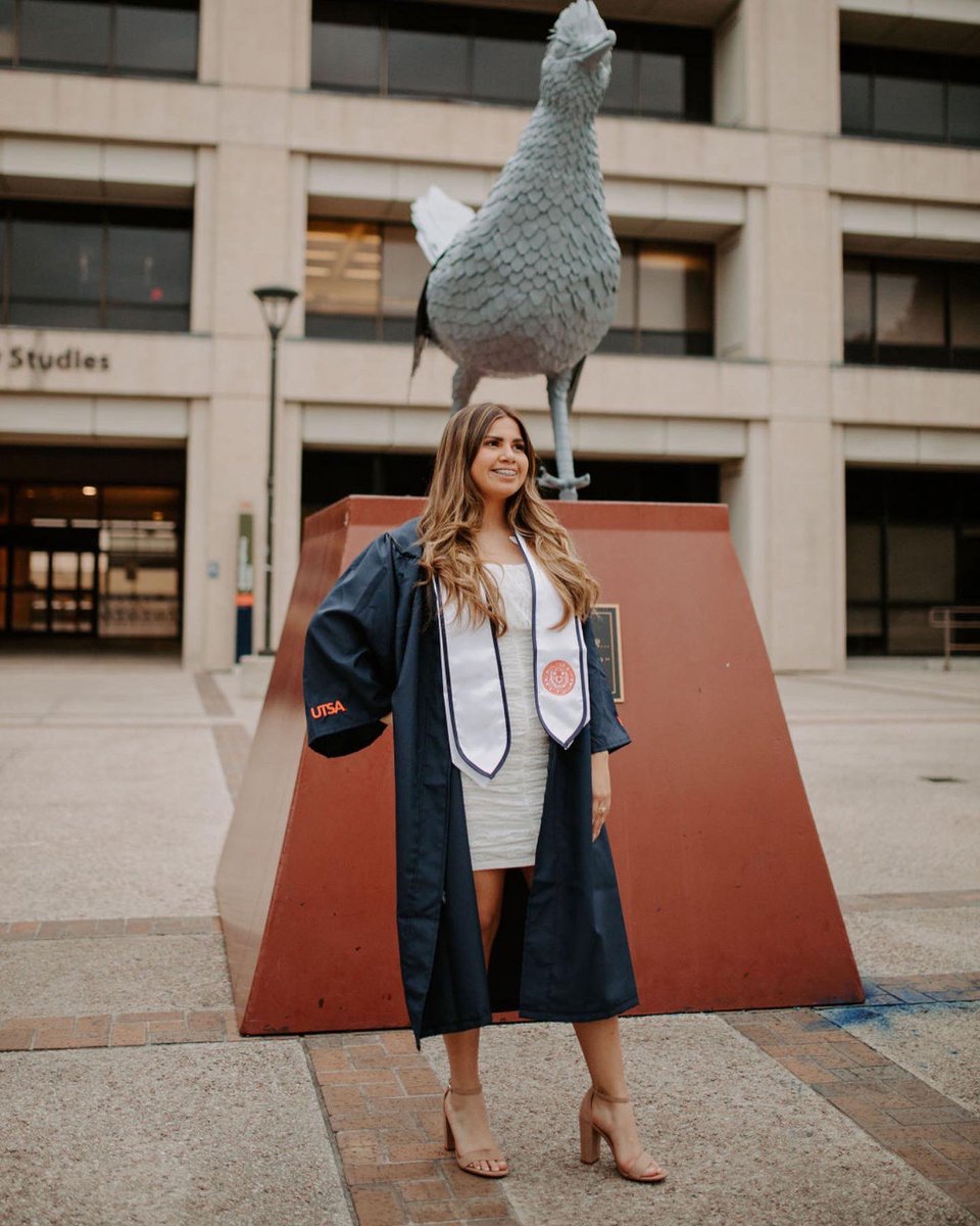 Alexxxxx04's tweet photo. UTSA Alumni 🤙🏽 featuring my niece 💞 #utsagrad2022 https://t.co/KK007hAm7S