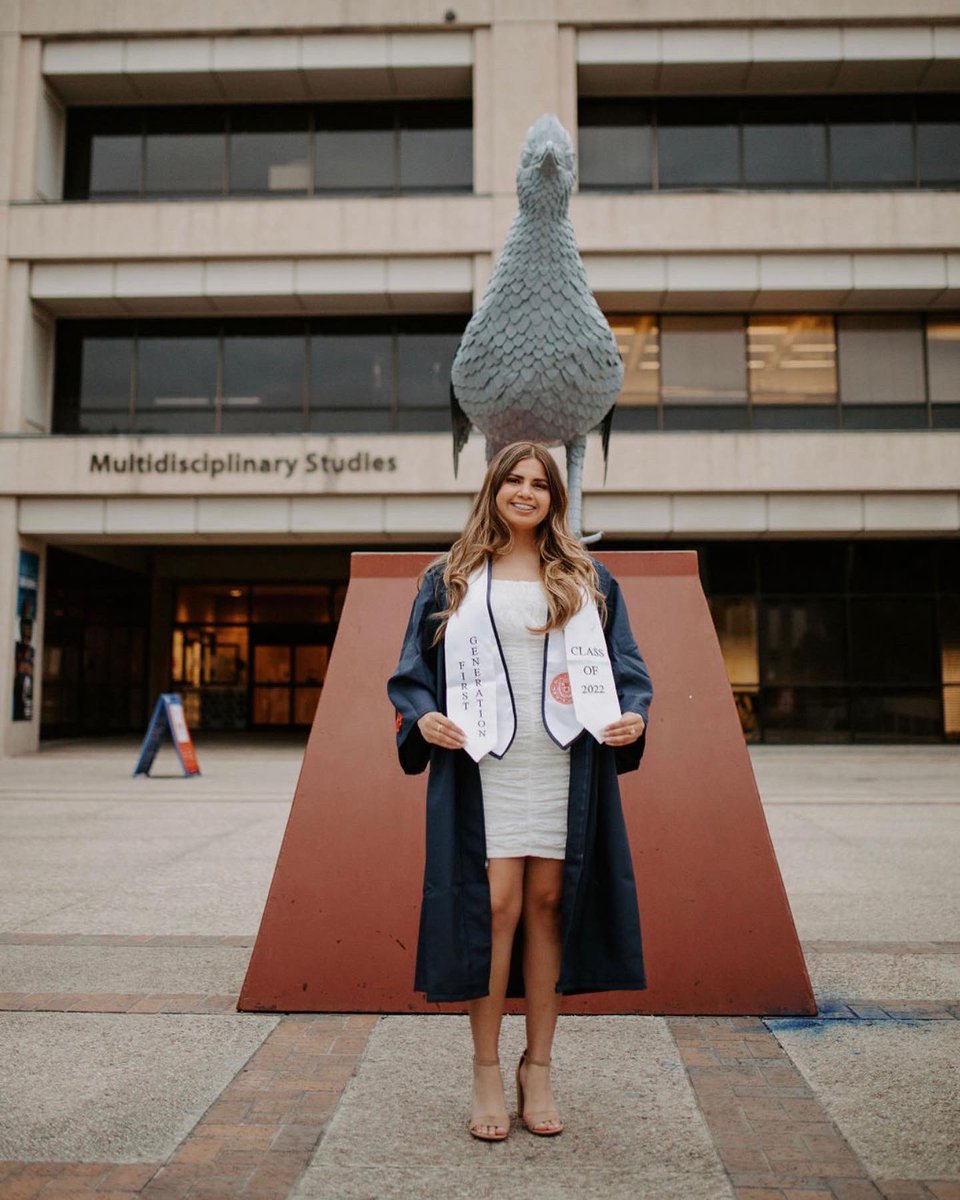 Alexxxxx04's tweet photo. UTSA Alumni 🤙🏽 featuring my niece 💞 #utsagrad2022 https://t.co/KK007hAm7S