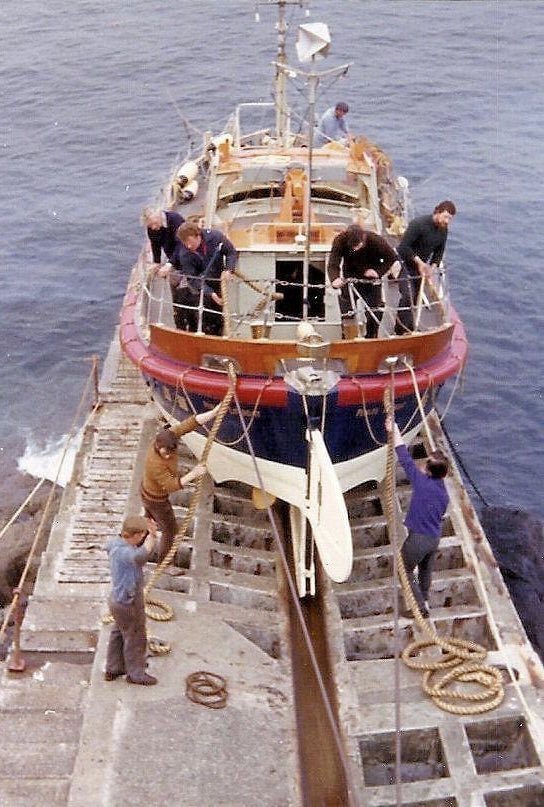Uptown_Otter's tweet image. Remembering the fearless &amp;amp; brave crew of the Solomon Browne who were lost at sea on 19/12/81 also my father,  who launched the boat that fateful night. Greater love hath no man ⚓️ #PenleeLifeboat #RNLI #ServiceNotSelf