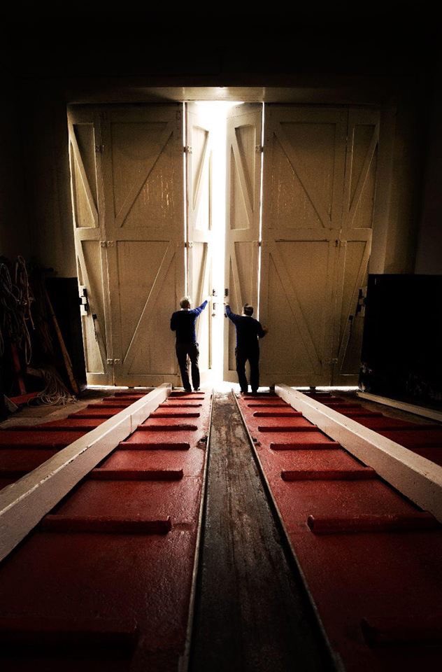 Uptown_Otter's tweet image. Remembering the fearless &amp;amp; brave crew of the Solomon Browne who were lost at sea on 19/12/81 also my father,  who launched the boat that fateful night. Greater love hath no man ⚓️ #PenleeLifeboat #RNLI #ServiceNotSelf