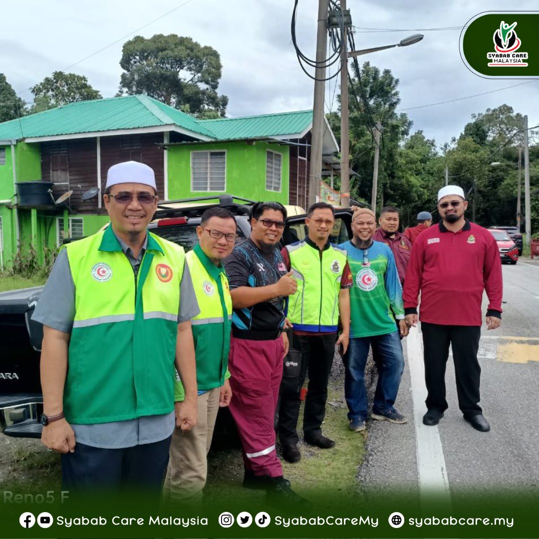 SyababCareMy's tweet photo. Berat mata memandang, berat lagi bahu memikul. Begitulah yang dapat disifatkan dengan usaha keras para petugas yang terlibat dalam misi menyelamatkan mangsa tragedi Tanah Runtuh di Batang Kali ini . https://t.co/Z69p0ADeTn