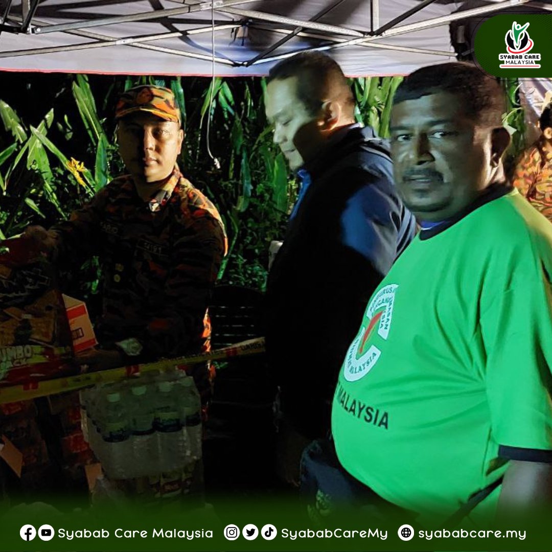 SyababCareMy's tweet photo. Berat mata memandang, berat lagi bahu memikul. Begitulah yang dapat disifatkan dengan usaha keras para petugas yang terlibat dalam misi menyelamatkan mangsa tragedi Tanah Runtuh di Batang Kali ini . https://t.co/Z69p0ADeTn