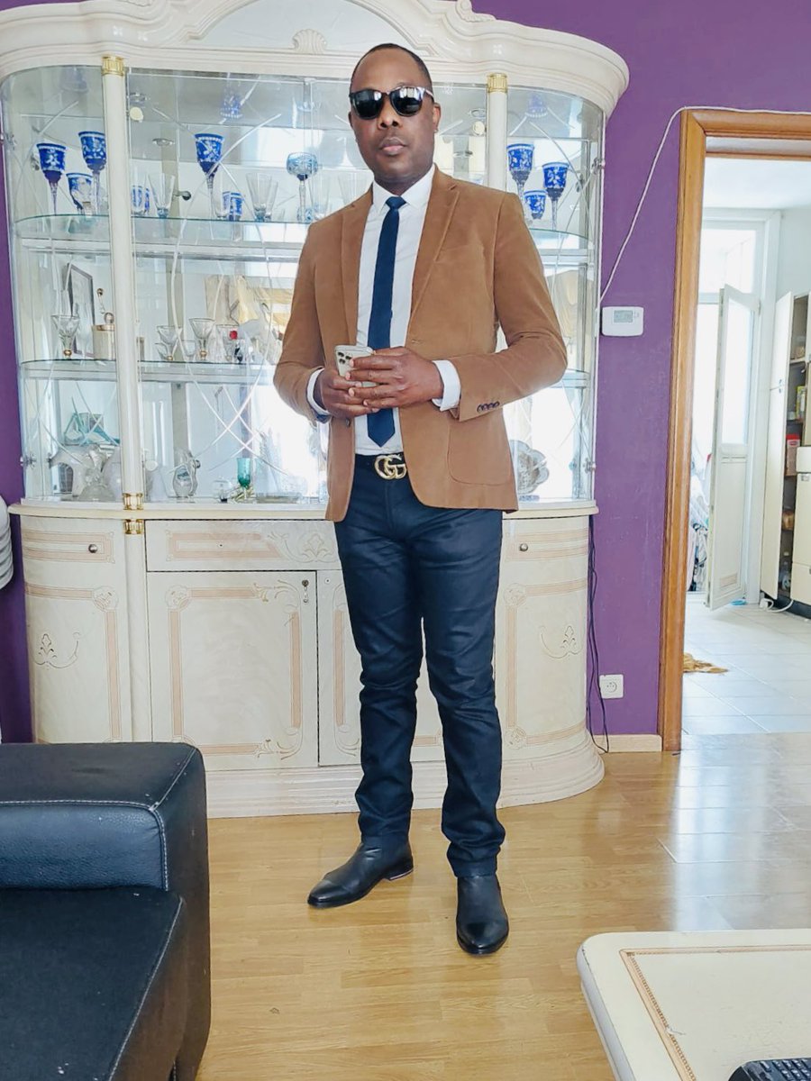 Vous souvenez-vous quand vous avez rejoint Twitter ? Moi, oui ! #MonAnniversaireTwitter À l’époque j’avais découvert que c’était un réseau social de l’élite, aujourd’hui n’importe qui peut tweeter quoi sans se gêner