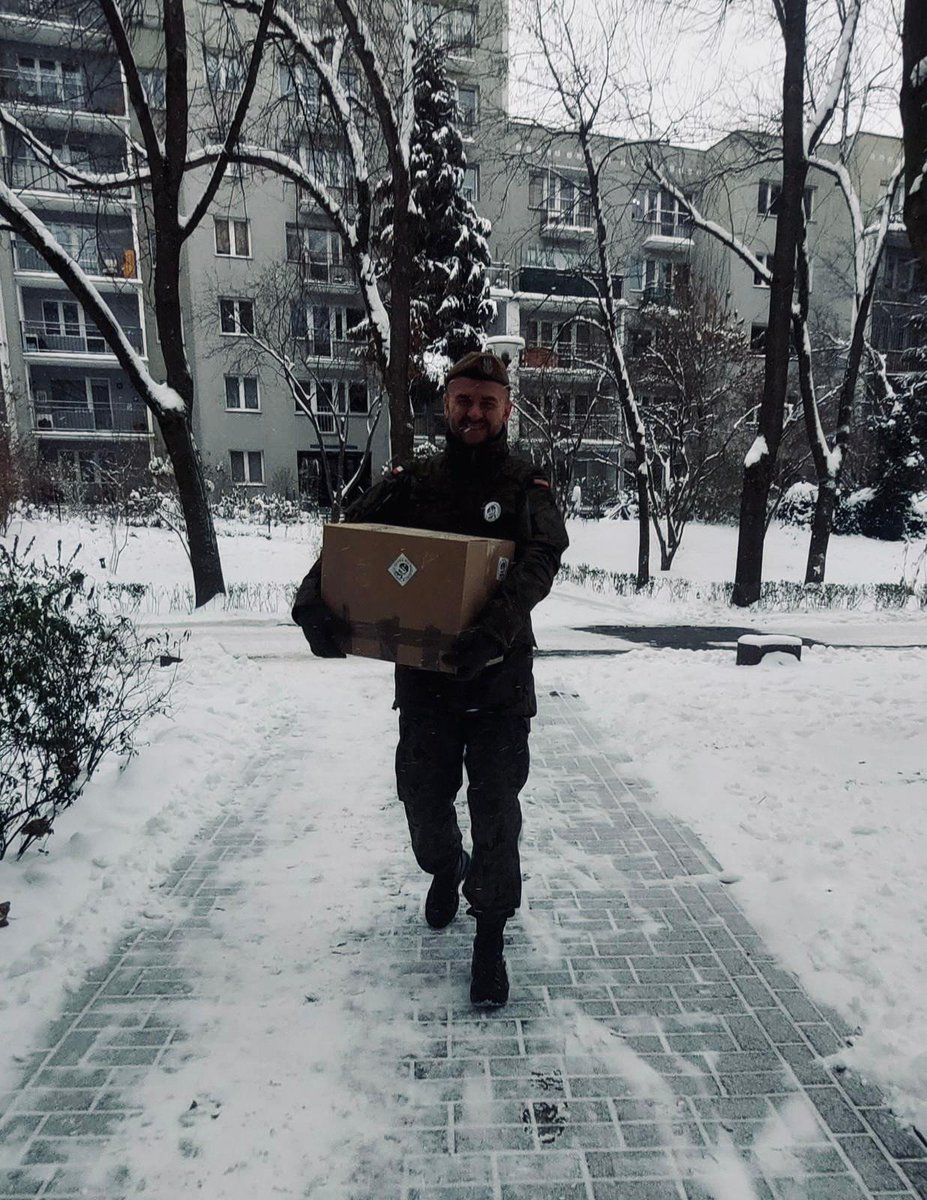 terytorialsi's tweet photo. W ramach akcji #PaczkadlaBohatera żołnierze #bdowWOT odwiedzili w ten weekend kilkoro kombatantów. Przekazując paczki Terytorialsi przyjęli zadanie zaniesienia życzeń świątecznych dla swoich kompanów i rodzin. 🎄
#pamiętamy #paczka #bohater #kombatant #święta #terytorialsi https://t.co/3iPmLmWuPk