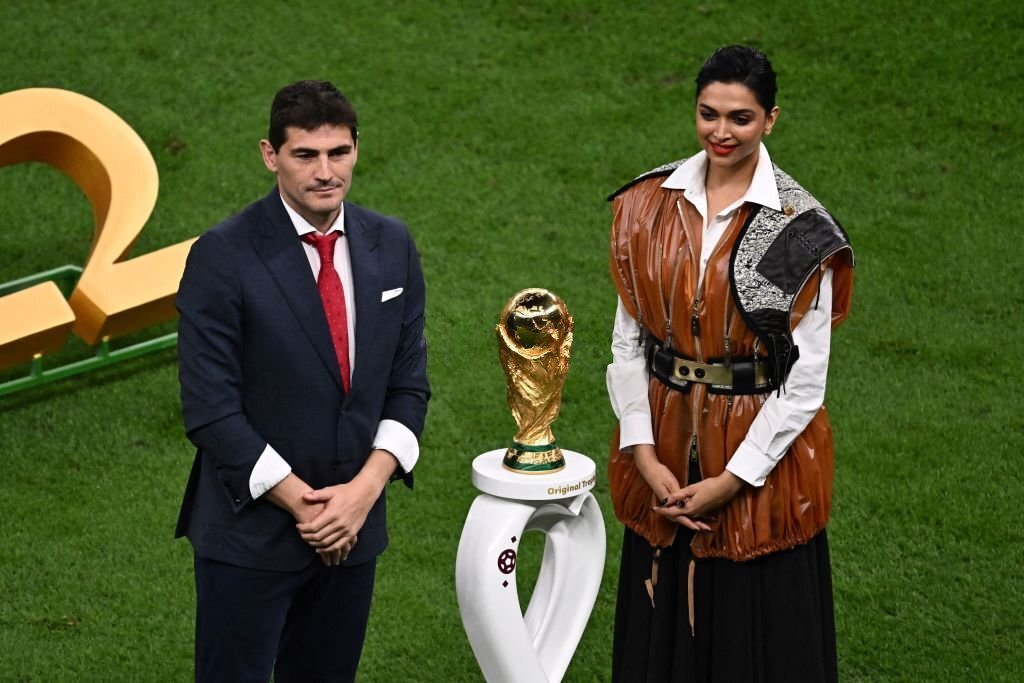 VijayPushkar3's tweet photo. Why was a beauty like deepika padukone stuffed into a luxury garbage bag? #FIFAWorldCup https://t.co/wgGxFNRFys