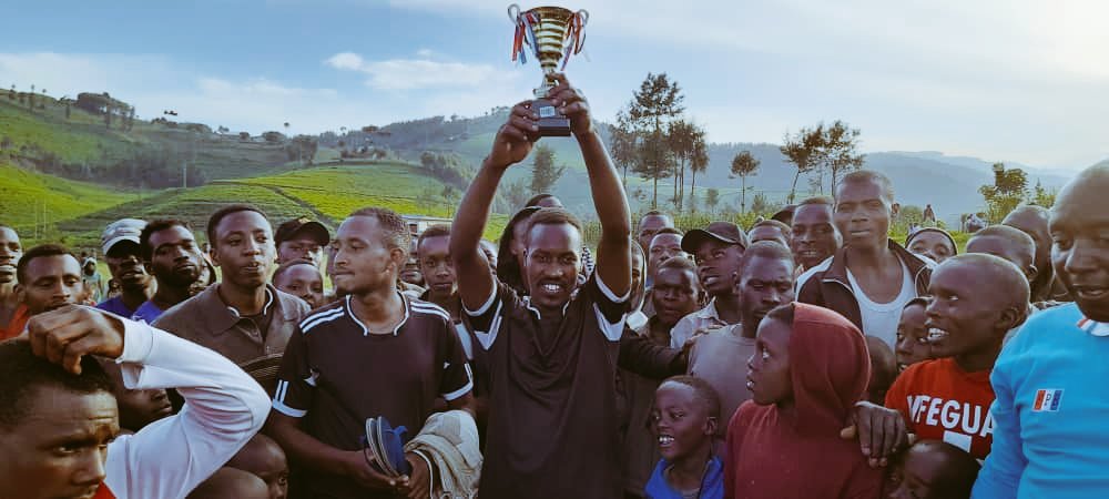RYVCPWestern's tweet photo. Uyu munsi nyuma y'inteko rusange y'urugaga rw'abagore rushamikiye @rpfinkotanyi mu murenge wa #Muhanda @NgororeroDistr habaye Final y'umupira w'amaguru yahuje
Akagari Ka #Mashya na #Bugarura
nyuma yuyu mukino hatanzwe igikombe hahembwa ikipe yambere,iya kabiri, niya gatatu. https://t.co/DesJcoWph6