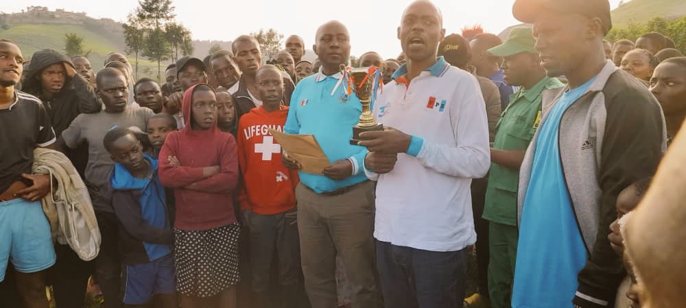 RYVCPWestern's tweet photo. Uyu munsi nyuma y'inteko rusange y'urugaga rw'abagore rushamikiye @rpfinkotanyi mu murenge wa #Muhanda @NgororeroDistr habaye Final y'umupira w'amaguru yahuje
Akagari Ka #Mashya na #Bugarura
nyuma yuyu mukino hatanzwe igikombe hahembwa ikipe yambere,iya kabiri, niya gatatu. https://t.co/DesJcoWph6
