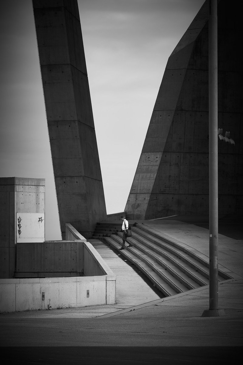 V 

📸 Fujifilm X-T3 

📷 Fujinon XF 50-140mm F2.8 R LM OIS WR 

⚙️ Distance 140.0 mm - ISO 160 - f/8.0 - Shutter 1/400

#barcelona #city #architecture #engineering #forumbarcelona #street #streetphotography #urban #urbanphotography #photographer #photography #blackandwhite