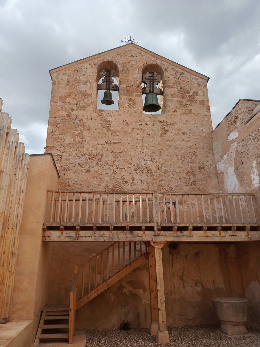 Carrajerute's tweet photo. Seguimos con los lunes del #proyecto52 de @mongeleon. Hoy #51de52, toca una imagen de #triángulo, como el que se forma en la parte superior del campanario de la iglesia de Paones. Muy interesante y bien ejecutada la consolidación de este templo. https://t.co/8SmV7K3wtX