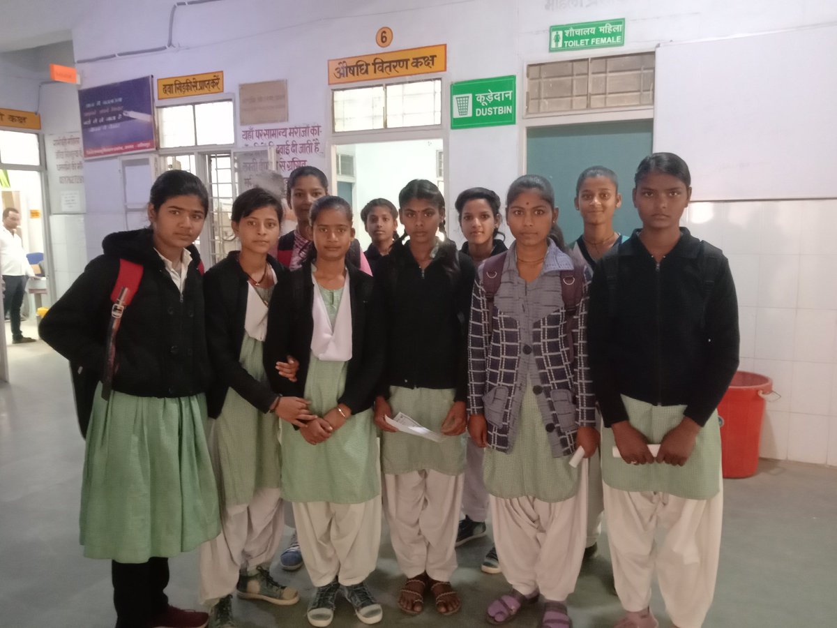 महरौनी समुदाय स्वास्थ्य केंद्र में 11 बजे तक नहीं पहूचे कोई डाक्टर आज महरौली जी जी आई इन्टर कॉलेज की लड़कियां,ब्लेड ग्रुप की जांच कराने अस्पताल आई 11 बजे तक लड़कियां भटकाती रही डाक्टर न होने की वजह से तीन घंटे इन्तज़ार करना पड़ा