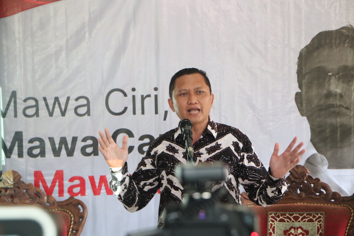 "Saat ini desa harus mampu menjawab tantangan industri 4.0 serta kebutuhan hilirisasi industri, sehingga SDM-nya harus disiapkan dengan baik". Disampaikan oleh Bung <a href="/budimandjatmiko/">Budiman Sudjatmiko (IG: kelasinspirasibudiman)</a> pada acara Refleksi 9 Tahun UU Desa yang diselenggarakan di <a href="/desadermaji/">desadermaji</a> (18 Desember 2022)