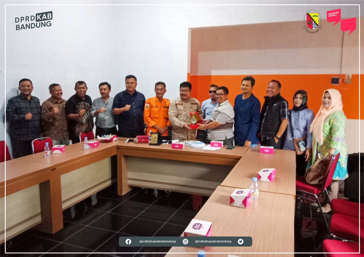 Kunjungan Kerja Komisi D

Kunjungan Kerja Komisi D DPRD Kabupaten Bandung ke BPBD Kabupaten Brebes dalam rangka Pendalaman Peran dan Fungsi Pengawasan DPRD terhadap Kesiap Siagaan Penanggulangan Bencana.

#dprdkabbandung #kabbandung #hakdprd #fungsidprd