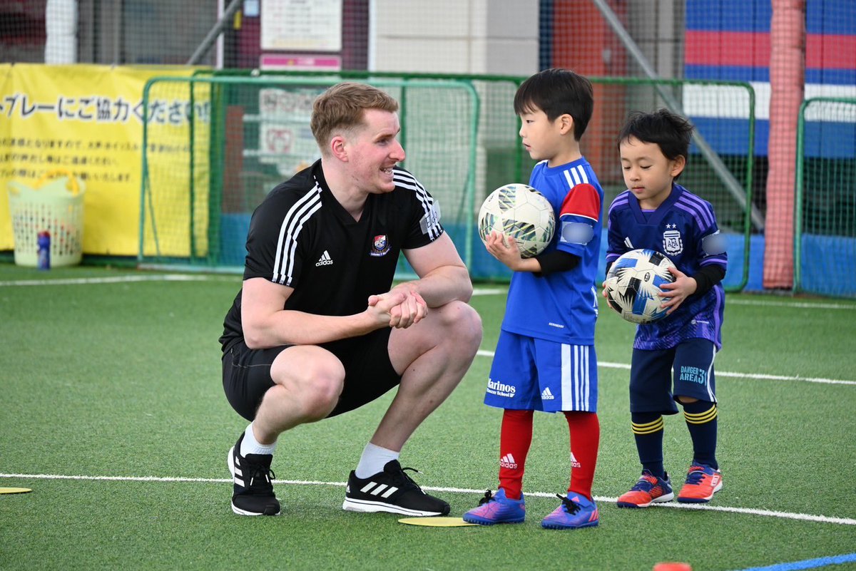 marinos_school's tweet photo. 【イベント】

昨日、年中〜小学2年生のスクール生を対象に『English×Soccer』を開催しました📖⚽️

コーチによる英語での指導に加え、ECCよりエド先生も参加してくれました👍

サッカーを通じて楽しく英語に触れることができたかな😆⁉️

#fmarinos
#マリノスサッカースクール
#ECC
#横浜から世界へ https://t.co/00ist2TWCs