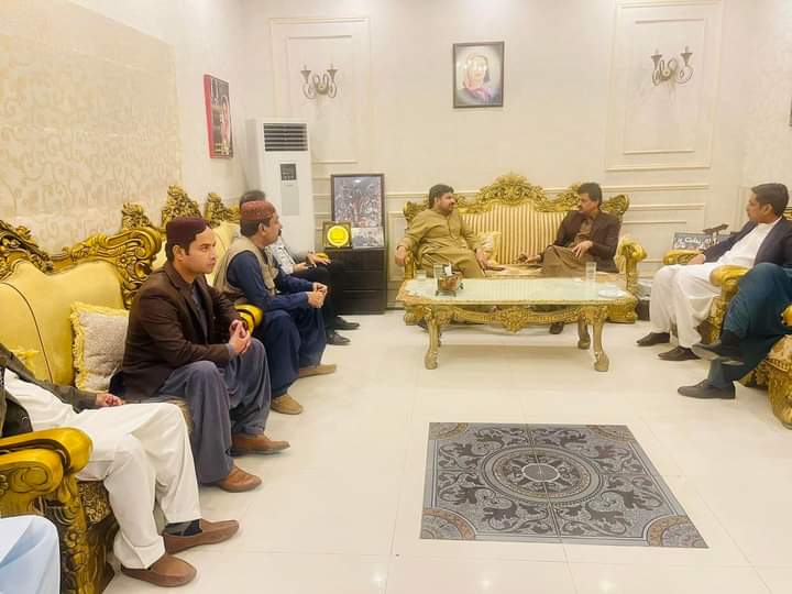hazoorbuxchanna's tweet photo. Minister #LGSindh Nasir Hussain Shah reached at Khan House and meet with PPP MPA PS-64 Abdul Jabbar Khan and Faisal Jabbar Khan and had a detailed discussion regarding the development projects of the local government and the jobs of the contract employees of HMC and other issues https://t.co/yl0DZPsMvf