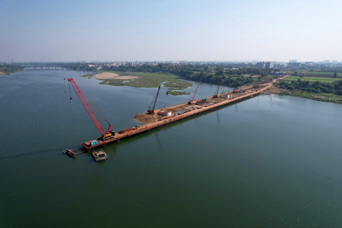 RailMinIndia's tweet photo. Bullet Train Progress (as on 13.12.22):

Physical Progress (as on 30.11.22)- 24.10%
Gujarat: 29.78%
Maharashtra:13.26%

Completed work in Gujarat:
-Number of Piles– 28,293 
-Pier work- 118km
-15.7 km Girders launched
November had the highest foundation casting at 14.36km
(1/2) https://t.co/L7yEUGtfOo
