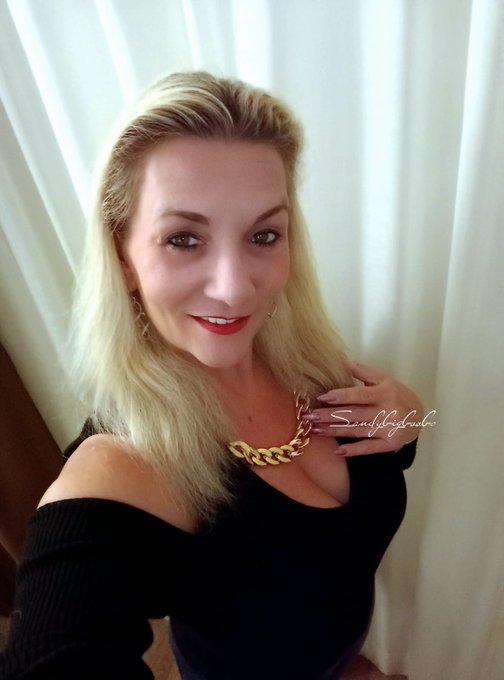 🖤🖤🖤🖤🖤🖤🖤🖤🖤
#selfie 
#Mondayvibes 
#makeup
#hotelroom 
#vacation
#bestagermodel
#December 
#elegant
#chic