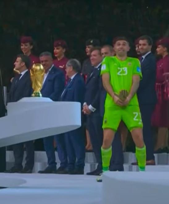 marcelounge's tweet image. Imagínate recibir el que quizá sea el reconocimiento más importante de tu carrera y que sea esta la imagen con la que se te recuerde. 🤦‍♂️