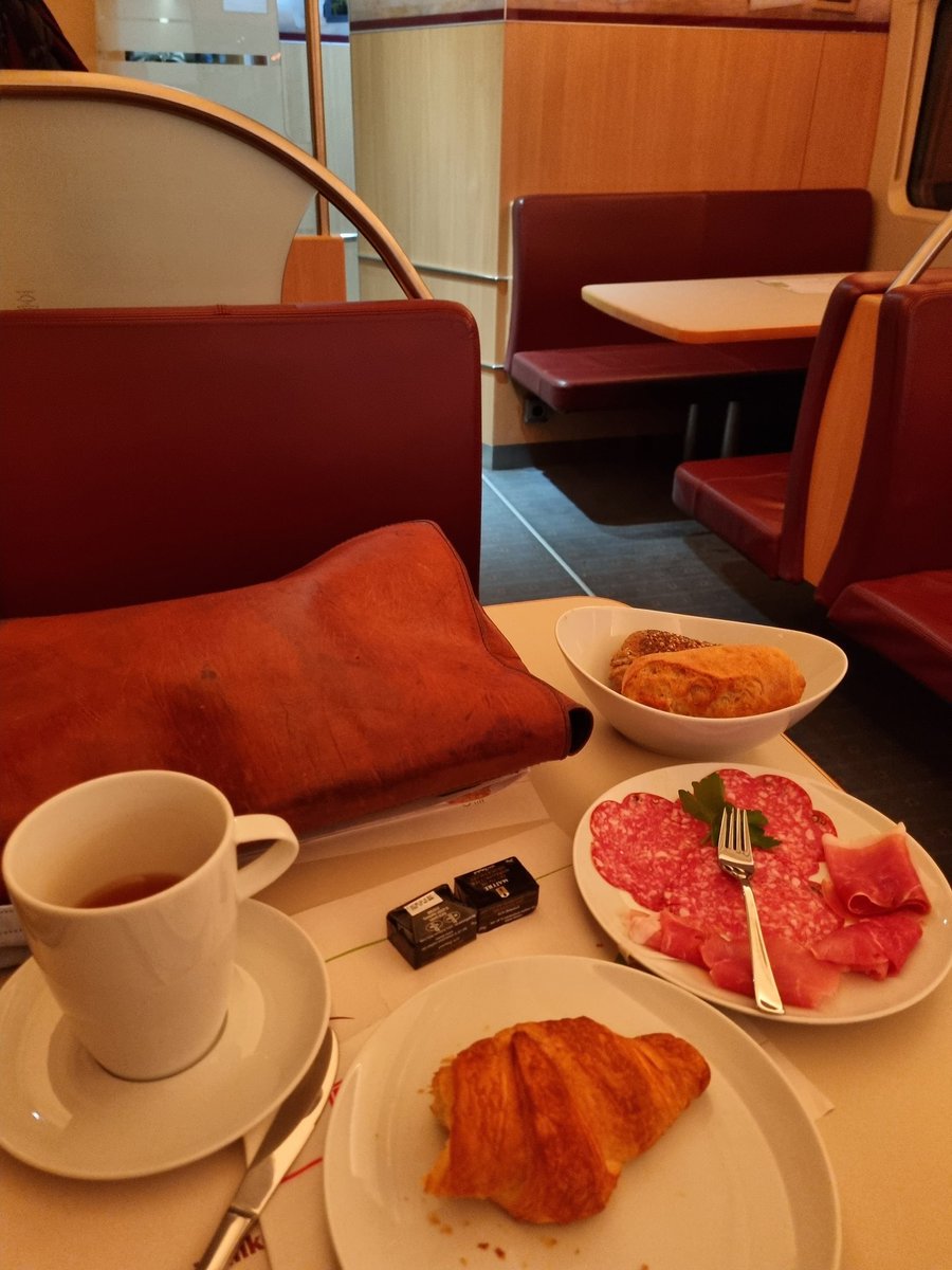 Matthias Ruch (@matthias_ruch) on Twitter photo Wegen des Wetters spontan mit der <a href="/bahn/">Die Bahn</a> statt mit dem Auto von Köln nach <a href="/Essen_Ruhr/">Stadt Essen</a>. ICE 845 ist pünktlich, das Personal sehr freundlich und zum Frühstück gibt es ofenfrische Brötchen. So soll's sein.
Guter Start in die Weihnachtswoche!
<a href="/DB_Presse/">Deutsche Bahn AG</a> Wegen des Wetters spontan mit der <a href="/bahn/">Die Bahn</a> statt mit dem Auto von Köln nach <a href="/Essen_Ruhr/">Stadt Essen</a>. ICE 845 ist pünktlich, das Personal sehr freundlich und zum Frühstück gibt es ofenfrische Brötchen. So soll's sein.
Guter Start in die Weihnachtswoche!
<a href="/DB_Presse/">Deutsche Bahn AG</a>