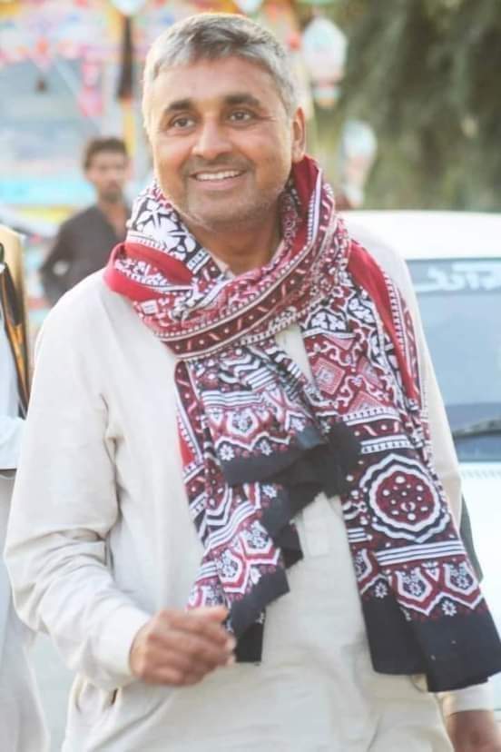 گھر گھر 
گھٽيءَ گھٽيءَ ۾
تون گھنڊ ٿو وڄائين
اي مئي فروش تنھنجو 
ھر ھنڌ آھي ھوڪو ..

#ReleaseSindhiInam