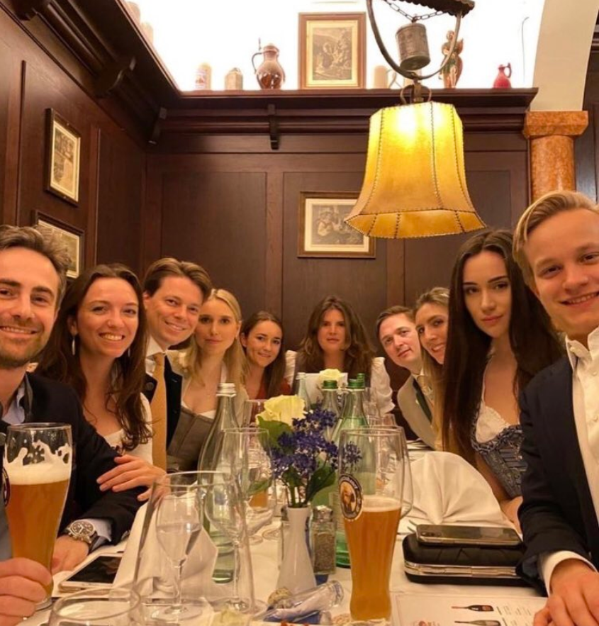 "Und wie viele Bücher hast du bisher schon verkauft?"