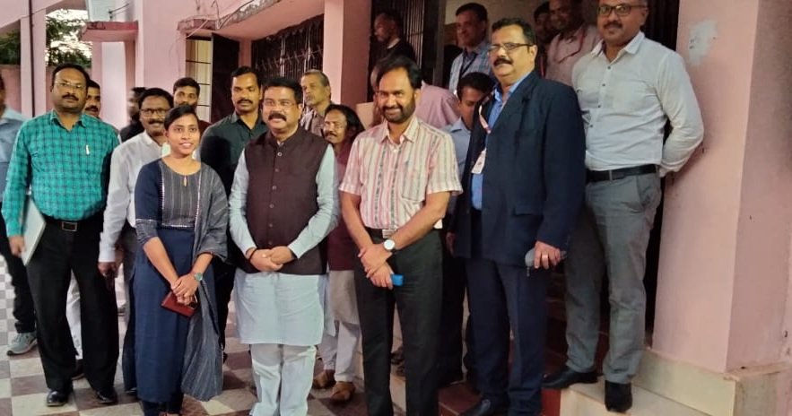 TapaswiniLive's tweet photo. Privilege to interact with @dpradhanbjp, Hon'ble Minister of Education, Skill Development &amp; Entrepreneurship Govt. of India in Aspirational District Review Meeting held at Nabarangpur on 18.12.2022 @MSDESkillIndia @iimb_official @DMnabarangpur #MGNF https://t.co/ptI1psqbvW