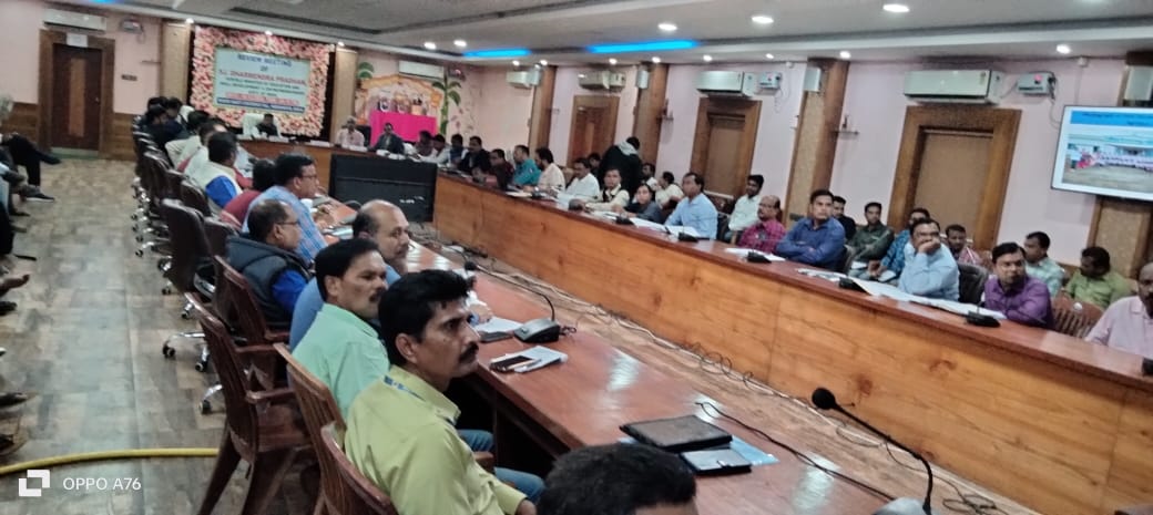 TapaswiniLive's tweet photo. Privilege to interact with @dpradhanbjp, Hon'ble Minister of Education, Skill Development &amp; Entrepreneurship Govt. of India in Aspirational District Review Meeting held at Nabarangpur on 18.12.2022 @MSDESkillIndia @iimb_official @DMnabarangpur #MGNF https://t.co/ptI1psqbvW
