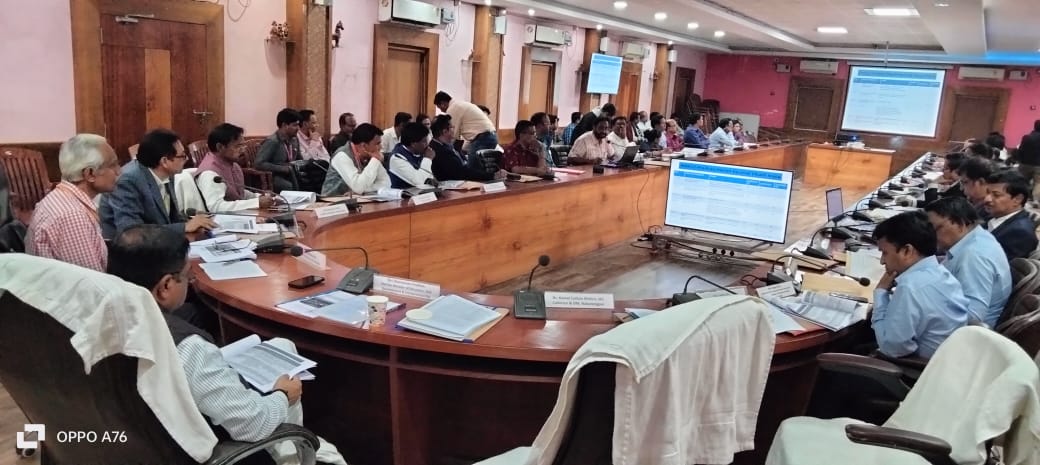 TapaswiniLive's tweet photo. Privilege to interact with @dpradhanbjp, Hon'ble Minister of Education, Skill Development &amp; Entrepreneurship Govt. of India in Aspirational District Review Meeting held at Nabarangpur on 18.12.2022 @MSDESkillIndia @iimb_official @DMnabarangpur #MGNF https://t.co/ptI1psqbvW