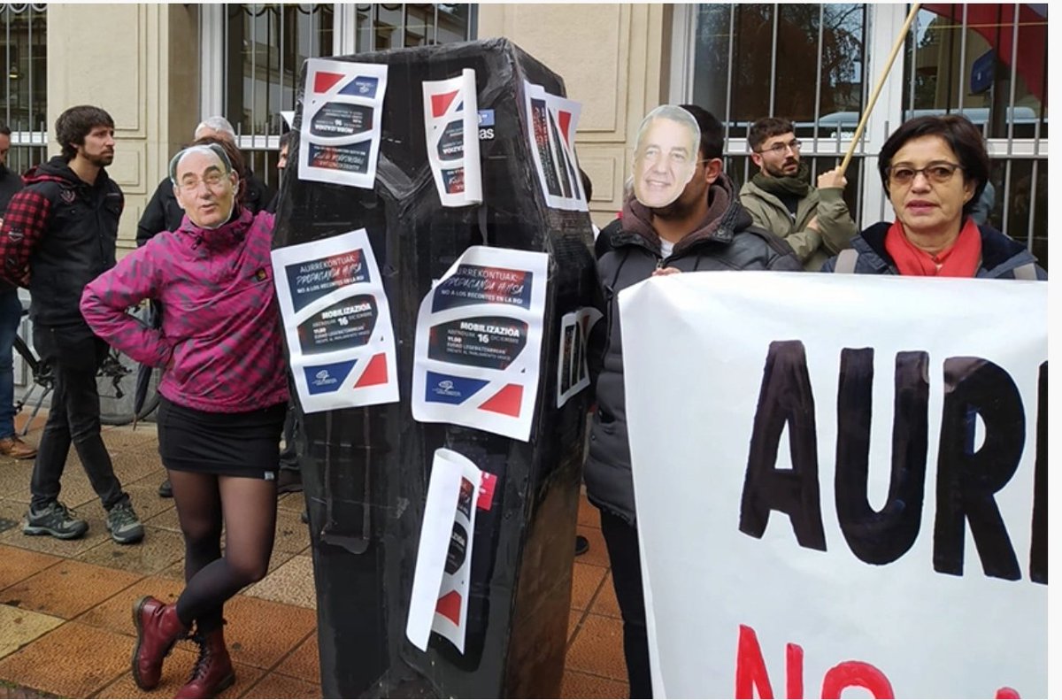 ESKsindikatua's tweet photo. Eusko Jaurlaritzaren aurrekontuak 2023: propaganda hutsa!
2023rako aurkeztutako aurrekontuak gogor kritikatzen ditugu eta abisatzen dugu #DSBE-an emandako murrizketak probetzearen handitzea ekarriko duela
▶️ https://t.co/MVsgyAe6MT https://t.co/JouMeg3wIB