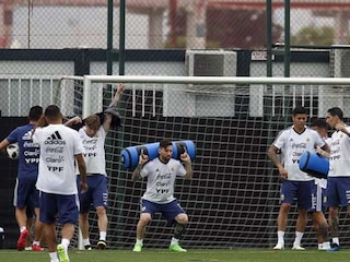 Manu_Chandra's tweet photo. VCs warming up for posting #FIFAWorldCup lessons for founders on twitter and LinkedIn today https://t.co/fkocrG89HZ