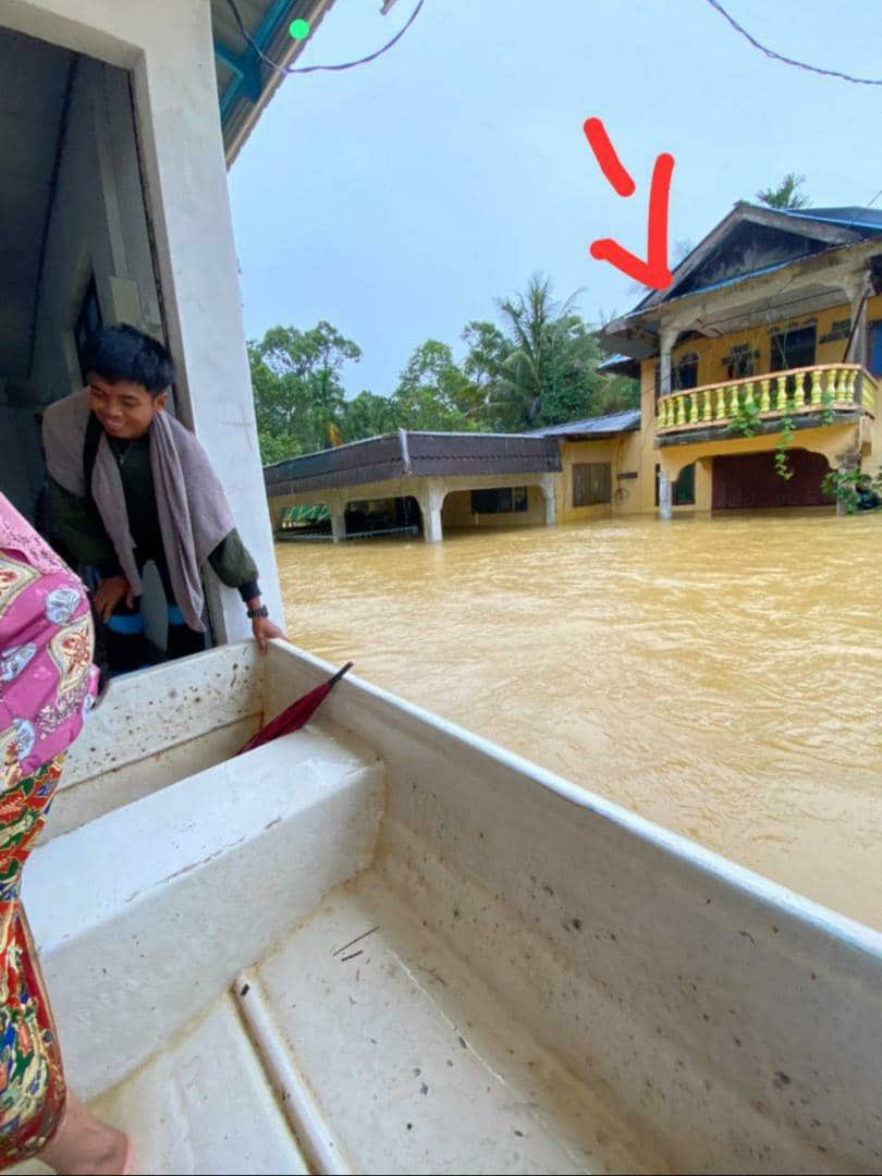 Kuntum__'s tweet photo. Tolong. 

Adik ipar, anak saudara dan keluarga terperangkap dari pagi tadi di loteng. Hujan belum berhenti. Ada 8 dewasa termasuk orang tua dan ibu mengandung, 8 kanak-kanak. Perlukan bot penyelamat dan jaket keselamatan.

📍Kg. Telaga Nibong, Jerteh, Besut
5.684003,102.521049 https://t.co/YR5WrGtLpv