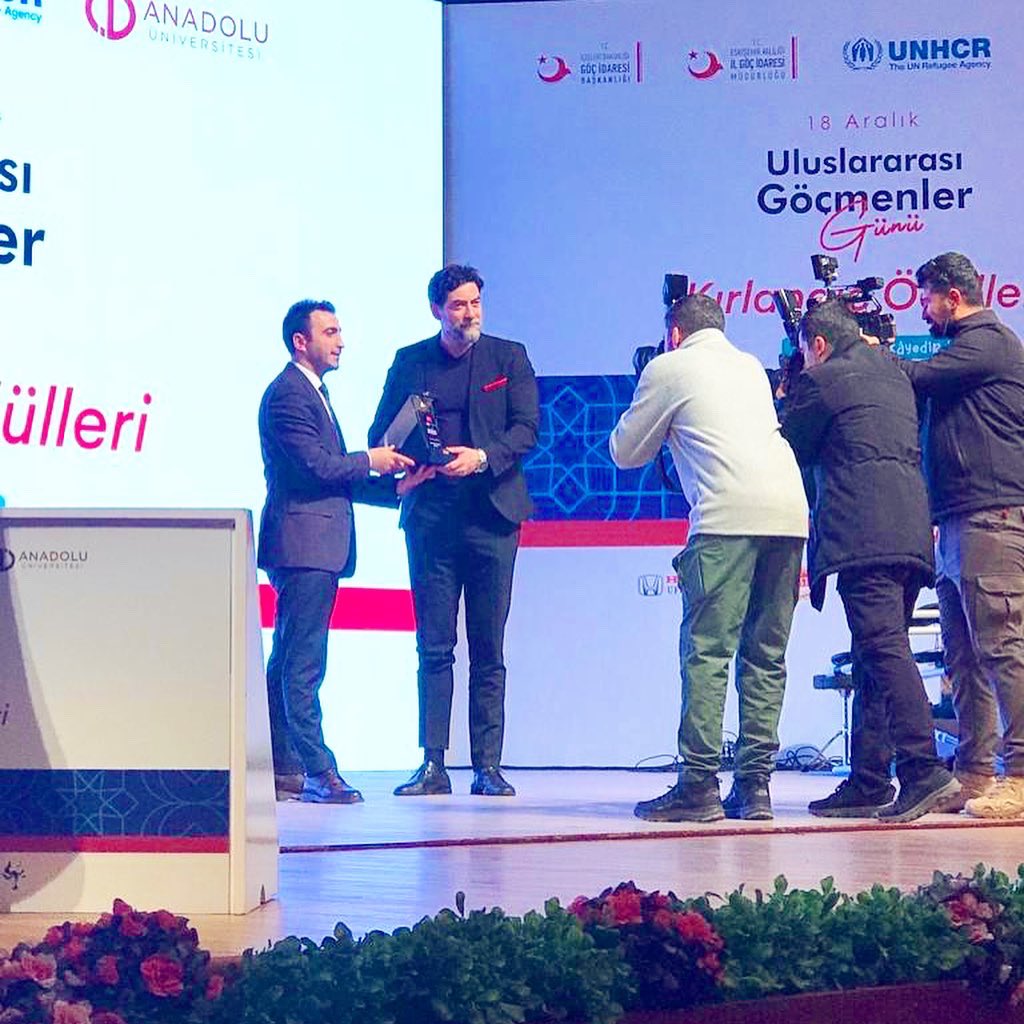 AliPINAR128's tweet photo. 18 Aralık #uluslararasıgöçmenlergünü 
2. #KırlangıçÖdülleri
Yılın Sinema/Tiyatro Ödülü. Bu anlamlı ödüle layık görüldüğüm için teşekkürler!🏅18 December #internationalmigrantsday 2. #SwallowPrizes Cinema/theatre award of the year. Thank you very much for this meaningful prize https://t.co/GV5c6zf72L