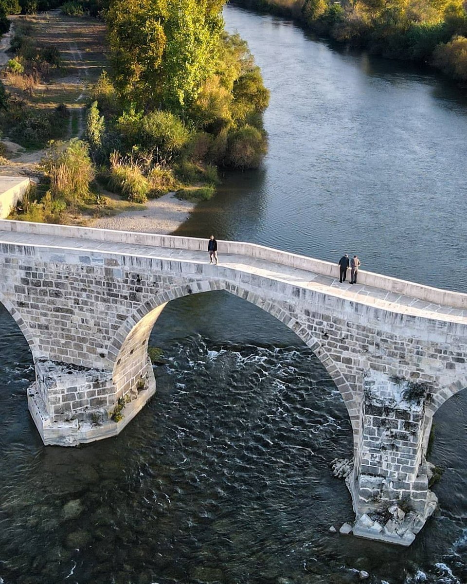 GoTurkiye_jp's tweet photo. アスペンドス橋からは雄大な景色をご覧いただけます 🌉

紀元4世紀に古代ローマ人によって建設されたこの橋は、一目見ただけで感動を与えてくれますよ。
何千年も立ち続けるこの橋は、時代を遡る不思議な体験させてくれるでしょう✨

#GoTürkiye #トルコ #海外旅行 #観光 #アンタルヤ #建築 https://t.co/03rizVNpoi