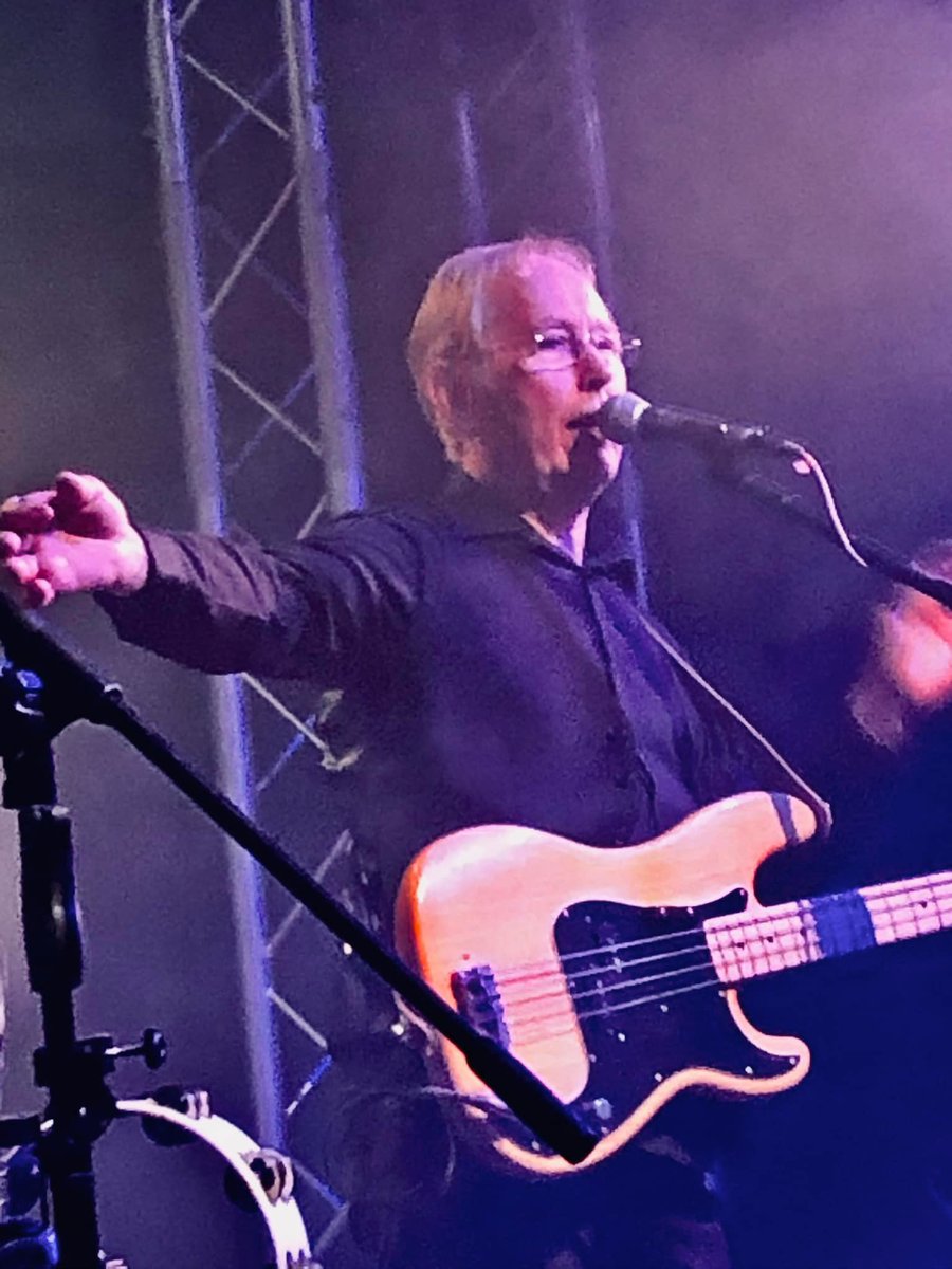 Here’s wishing a very Happy Birthday to our bass guitarist, Simon. Have a great day!  #thehollies #holliestribute #hijackedhollies #60smusic #livemusic #thehijackedhollies #music #gig #harmonies #guitar #bass #drums #keyboards #heaintheavyhesmybrother #tributeact #birthday