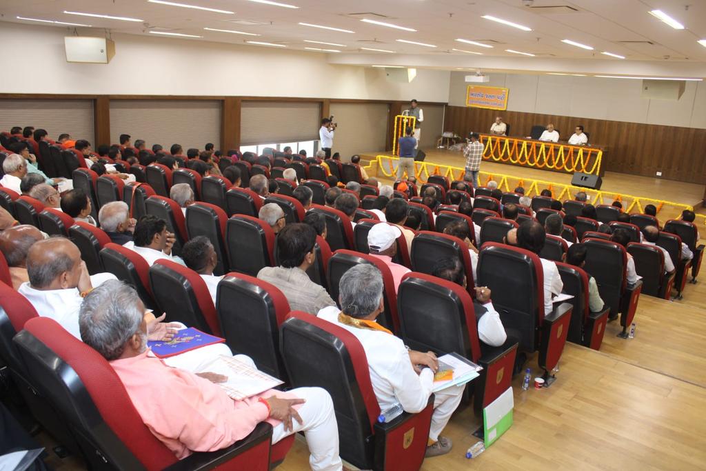 Praful Pansheriya (@prafulpbjp) on Twitter photo ગુજરાત વિધાનસભા ખાતે માન. મુખ્યમંત્રી શ્રી <a href="/Bhupendrapbjp/">Bhupendra Patel</a>જી અને માન. પ્રદેશ અધ્યક્ષ શ્રી <a href="/CRPaatil/">C R Paatil</a>જી ની વિશેષ ઉપસ્થિતિમાં ભારતીય જનતા પાર્ટીની વિધાનસભા પક્ષની બેઠક યોજવામાં આવી.
આ બેઠકમાં સાથી માન. મંત્રીશ્રીઓ, પંદરમી ગુજરાત વિધાનસભાના ભાજપ ધારાસભ્યશ્રીઓ ઉપસ્થિત રહ્યા. ગુજરાત વિધાનસભા ખાતે માન. મુખ્યમંત્રી શ્રી <a href="/Bhupendrapbjp/">Bhupendra Patel</a>જી અને માન. પ્રદેશ અધ્યક્ષ શ્રી <a href="/CRPaatil/">C R Paatil</a>જી ની વિશેષ ઉપસ્થિતિમાં ભારતીય જનતા પાર્ટીની વિધાનસભા પક્ષની બેઠક યોજવામાં આવી.
આ બેઠકમાં સાથી માન. મંત્રીશ્રીઓ, પંદરમી ગુજરાત વિધાનસભાના ભાજપ ધારાસભ્યશ્રીઓ ઉપસ્થિત રહ્યા.
