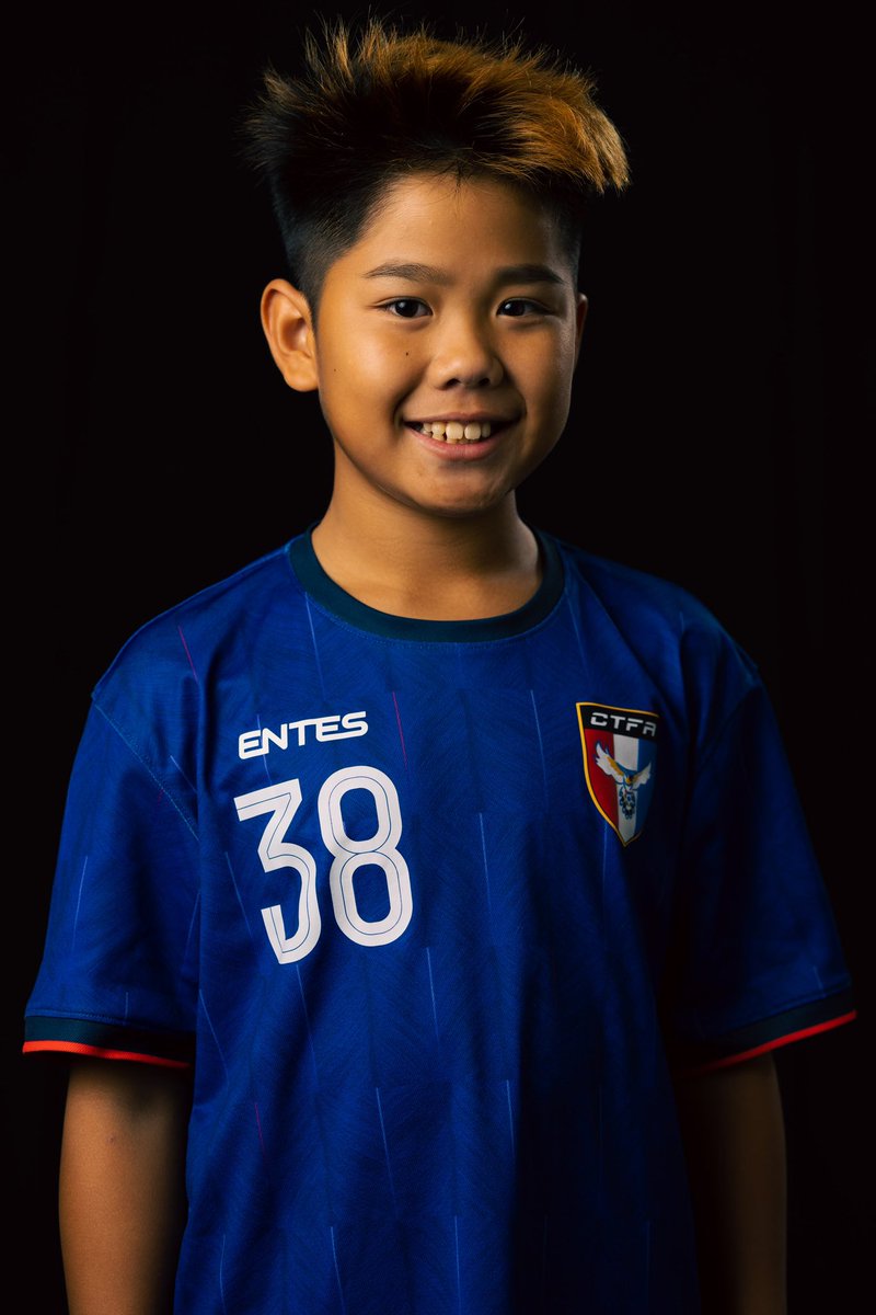 mikehofoto's tweet photo. 比照這次台灣國家足球隊到泰國友誼賽前 #CTFA 拍的球員照,自己試著拍了一組,其實不難,花點心思就能有更好的品質。不要再把球員拍的像犯人 https://t.co/wxE9ozWCO2