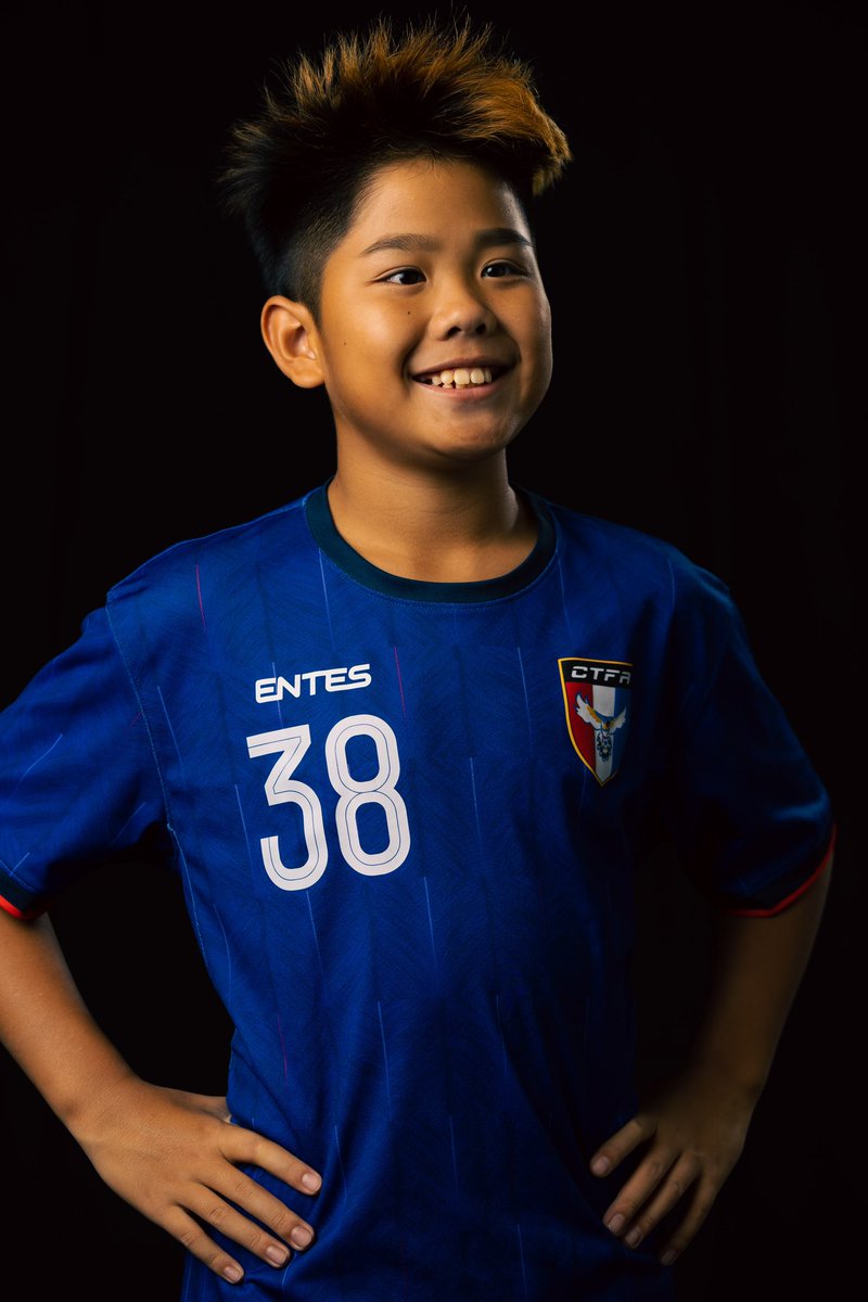 mikehofoto's tweet photo. 比照這次台灣國家足球隊到泰國友誼賽前 #CTFA 拍的球員照,自己試著拍了一組,其實不難,花點心思就能有更好的品質。不要再把球員拍的像犯人 https://t.co/wxE9ozWCO2