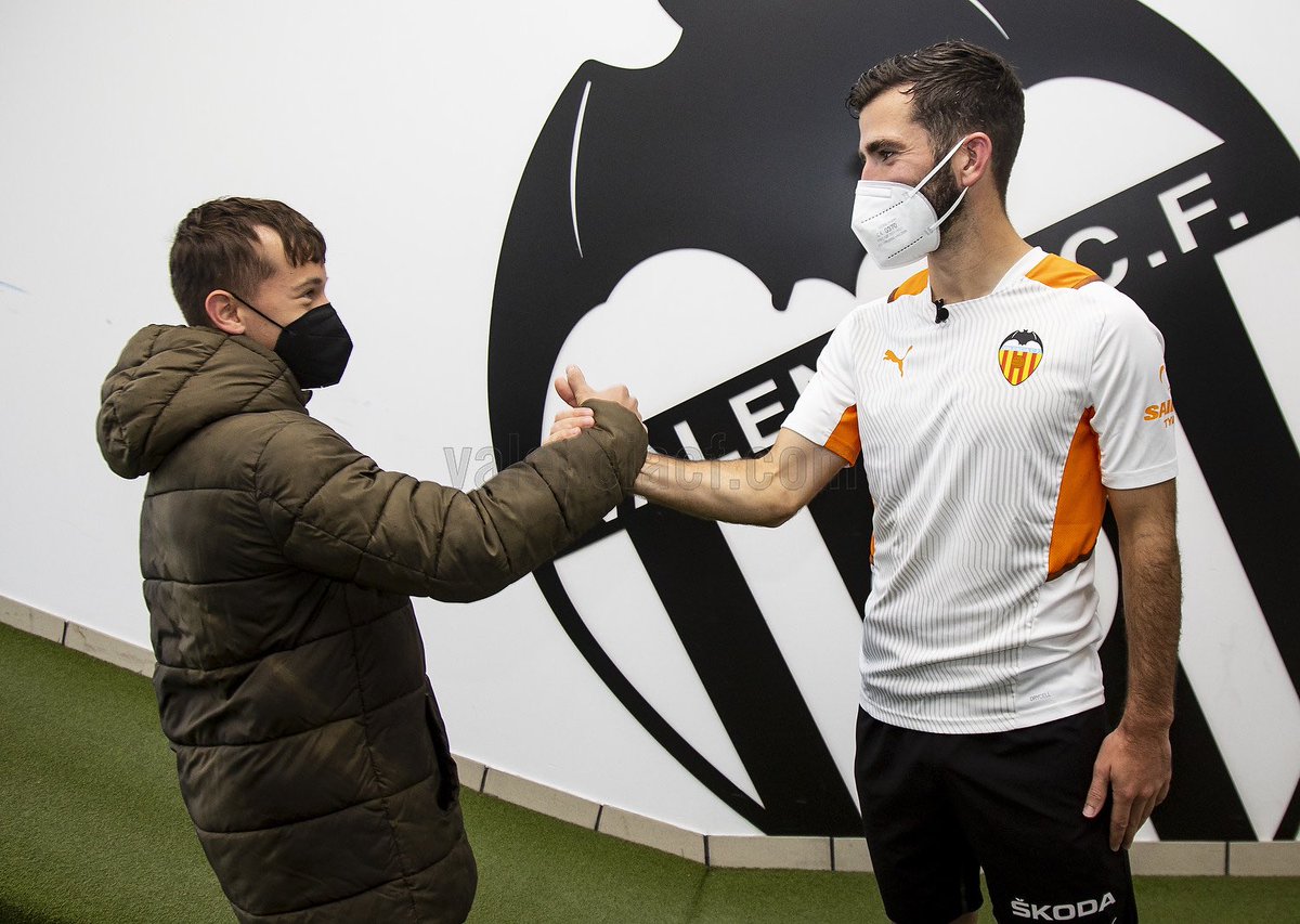 valenciacf's tweet photo. Un 🦇 nos apoya desde lo más alto

Descansa en paz, Carlos ⭐ https://t.co/q11zXxZMmk