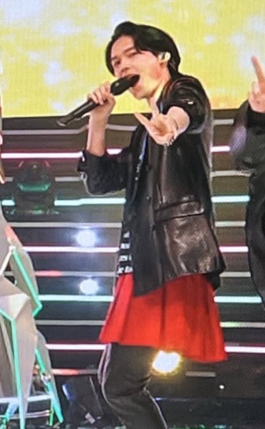 jeskyandinguto's tweet photo. why not? he's rocking this manskirt look 😅👍🏻 https://t.co/zFmYk9grEc