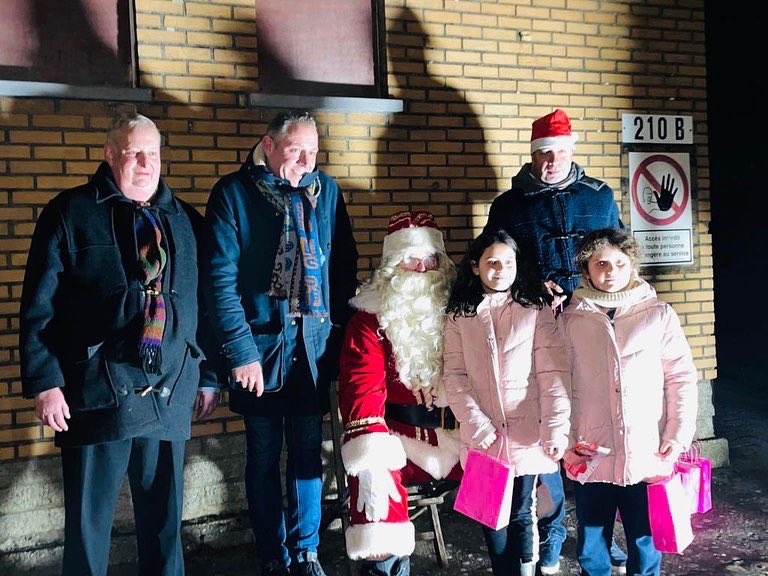 ChristopherGau8's tweet photo. #Ans #Lonay Ce samedi soir, le père Noël s’est rendu Cité Lonay, à côté du Santi, avenue Henri Lonay. Le père noël a mis du baume au cœur des enfants ! 

Un colis cadeau a été offert à tous les enfants à l’initiative de Patrice Lempereur, Président de @CitesAns https://t.co/Pi0olkxAhq