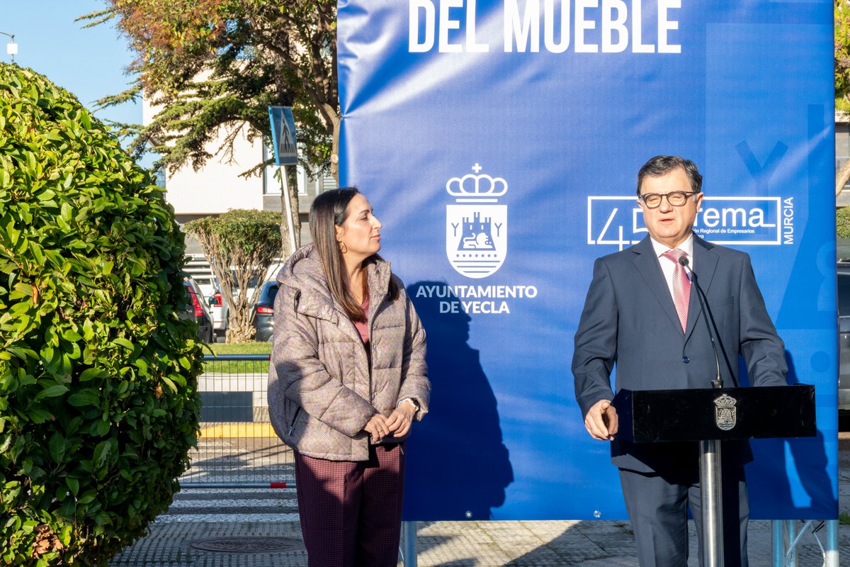 aremamurcia1's tweet photo. Hoy se hace realidad una "deuda" que el pueblo de #Yecla tenía con los industriales del sector del #mueble de la ciudad, rotulando una importante plaza a su nombre.
Desde @aremamurcia1 agradecemos que el Gobierno de la localidad haya accedido a la solicitud que les hicimos.🪑🛋🛏 https://t.co/dNZGHD2L0H