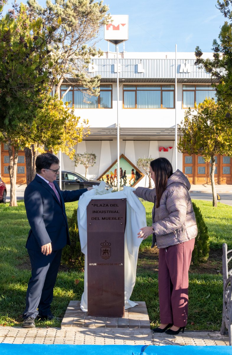 aremamurcia1's tweet photo. Hoy se hace realidad una "deuda" que el pueblo de #Yecla tenía con los industriales del sector del #mueble de la ciudad, rotulando una importante plaza a su nombre.
Desde @aremamurcia1 agradecemos que el Gobierno de la localidad haya accedido a la solicitud que les hicimos.🪑🛋🛏 https://t.co/dNZGHD2L0H