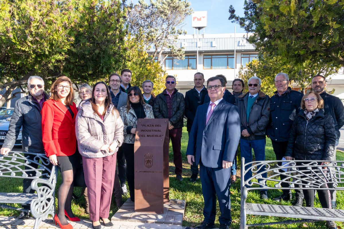 aremamurcia1's tweet photo. Hoy se hace realidad una "deuda" que el pueblo de #Yecla tenía con los industriales del sector del #mueble de la ciudad, rotulando una importante plaza a su nombre.
Desde @aremamurcia1 agradecemos que el Gobierno de la localidad haya accedido a la solicitud que les hicimos.🪑🛋🛏 https://t.co/dNZGHD2L0H