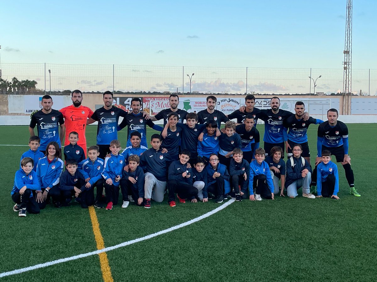JoanCaldes21's tweet photo. Present i futur ⚽💙🖤 https://t.co/zIi5xEKKTF
