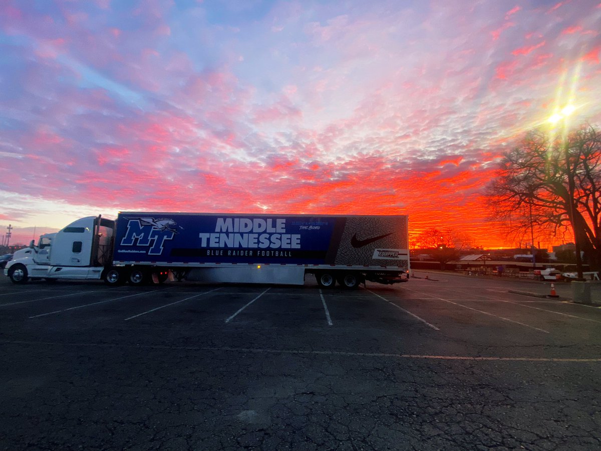 Sky views this morning loading up for the 2022 <a href="/HawaiiBowl/">Sheraton Hawai'i Bowl</a> 🏝️🌊🏄‍♂️

#BlueRaiders | #EATT
