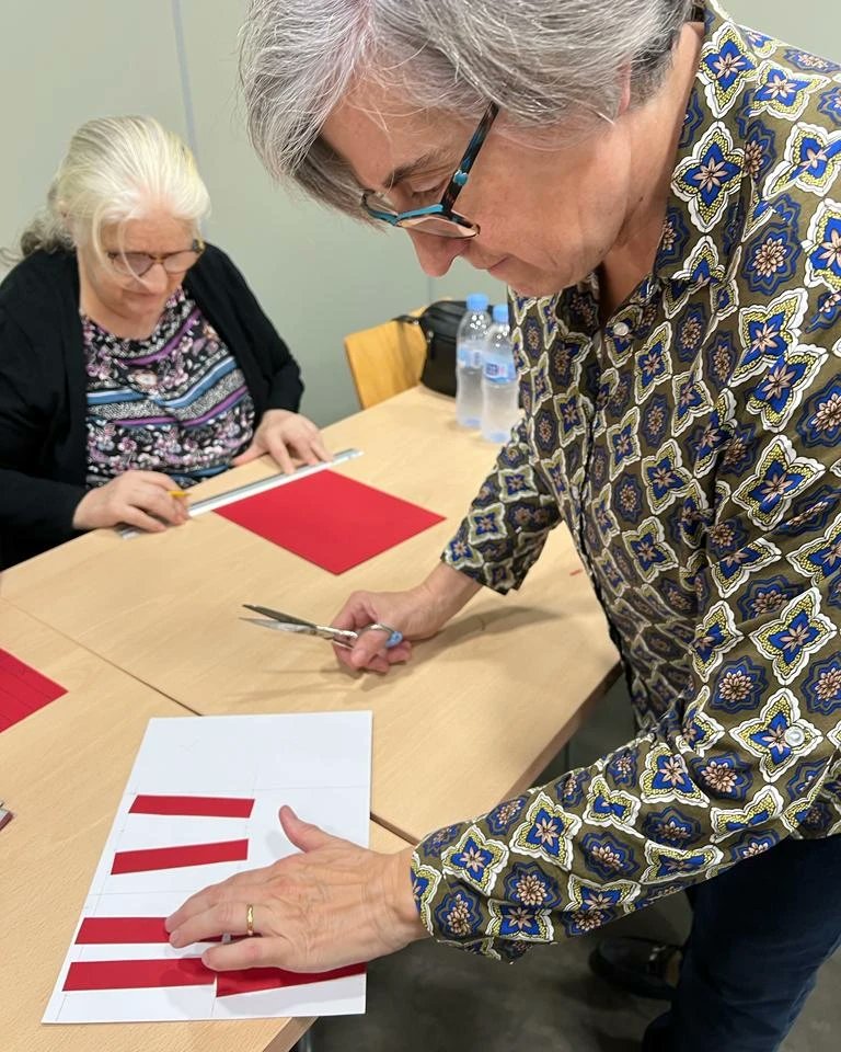 Actividades de manualidades accesibles para el colectivo de personas sordociegas. Agradecemos a las guías intérpretes por hacer accesible esta actividad. #CentroJoaquinRoncal
#GobiernodeAragon #ayuntamientodezaragoza #fundaciononce #FundacionIbercaja #fundacioncajainmaculada