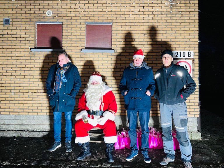 CitesAns's tweet photo. #Ans #Lonay Ce samedi soir, le père Noël s’est rendu Cité Lonay, à côté du Santi, avenue Henri Lonay. Le père noël a mis du baume au cœur des enfants ! 

Un colis cadeau a été offert à tous les enfants à l’initiative de Patrice Lempereur, Président de @CitesAns https://t.co/ehC6UfRkog