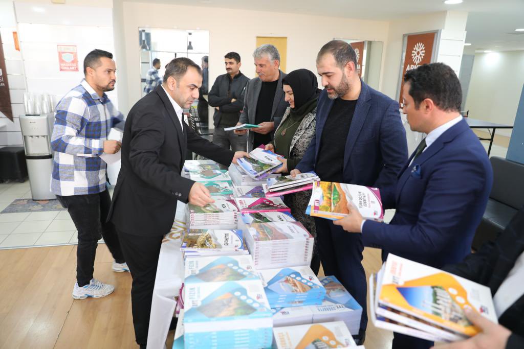 artuklubeltr's tweet photo. Belediye Başkan Vekilimiz Sn.Yavuz Geylani Çaltekin ve Belediye Meclis Üyelerimizle birlikte, Artuklu İlçe Milli Eğitim Müdürümüz Sn.Mehmet Emin Duyan ve beraberindekilerle üniversiteye hazırlanan öğrencilerimize konu anlatım ve deneme kitapları dağıtımı gerçekleştirdik. https://t.co/Timm8FyYKc